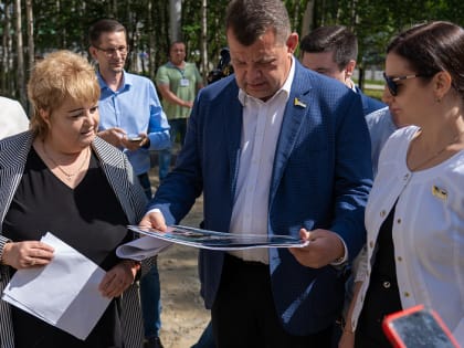 Нижневартовскую гимназию № 2 благоустраивают в рамках инициативного бюджетирования