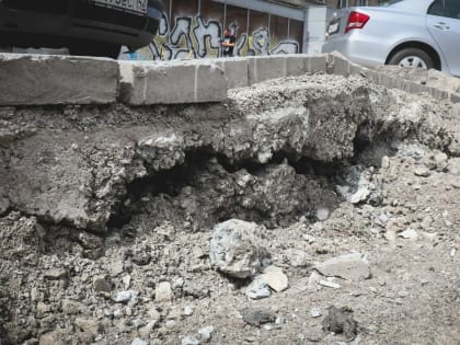 В авто, провалившемся под асфальт в Ханты-Мансийске, была женщина с детьми