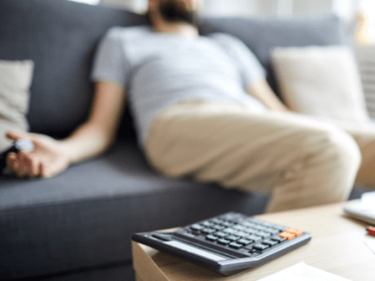 Свыше 300 сургутян не могут выехать за границу из-за долгов по налогам