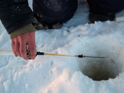 ​В Сургутском районе выписали штраф рыбакам, которые вышли на тонкий лед