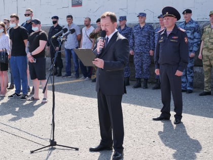 Молодогвардейцы Сургута встретили вернувшихся из командировки  бойцов спецподразделений Росгвардии Югры