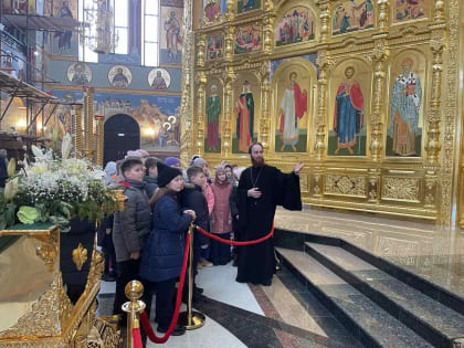 Священник провёл экскурсию по Свято-Троицкому собору для учащимся 4-х классов школы «Прогимназии»