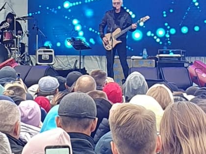 В Сургуте депутат Виктор Сысун в День России посетил концерт певца Александра Маршала на главной площади города