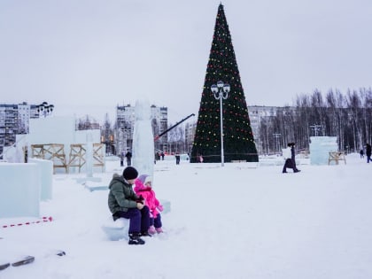 На центральной площади Нижневартовска поставили гигантскую ель