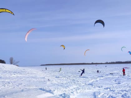 В Сургутском районе спортсмены гоняли на воздушных змеях