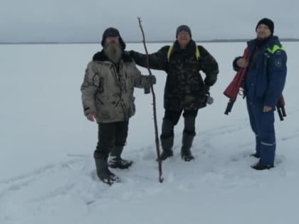 В Сургутском районе двое рыбаков провалились под лед