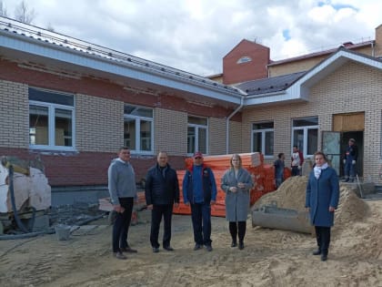 Партийный десант оценил качество реконструкции школы в посёлке Половинка