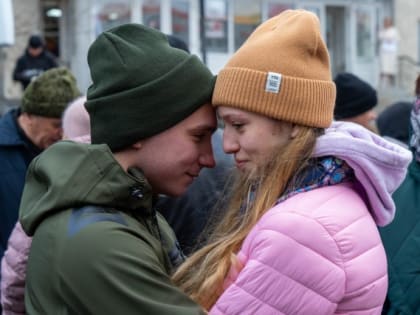 ​Мобилизованных из Сургута и района провожали близкие, волонтеры и чиновники. Фоторепортаж