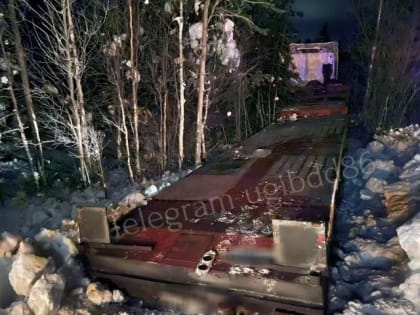 В Сургутском районе фура влетела в лесополосу