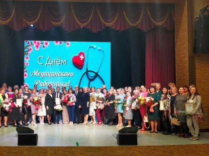 Представители Команды Югры организовали для медиков праздничные концерты