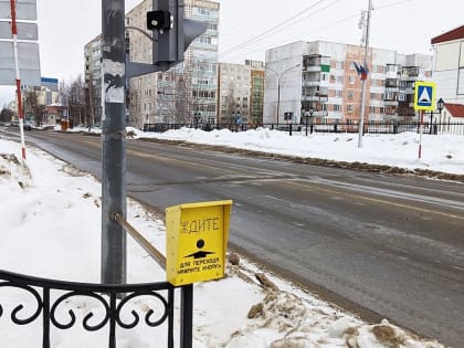 Вниманию пешеходов и водителей! На переходе возле первой школы дорожное движение регулируется светофором