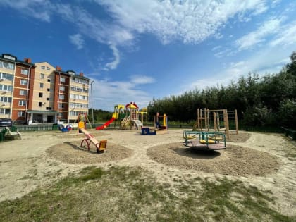 Обновлены детские площадки в п. Берёзово благодаря депутату от «Единой России»