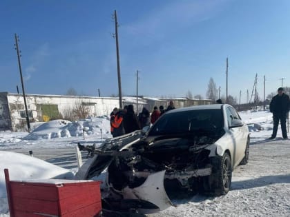 Пригородный пассажирский поезд Тавда — Устье-Аха столкнулся с иномаркой