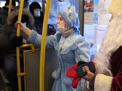 В автобусах Ханты-Мансийска можно встретить Деда Мороза и Снегурочку