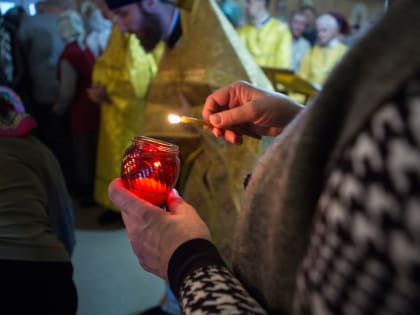 Акция в защиту нерождённых детей «Свечи памяти» прошла во временном храме Свято-Троицкого кафедрального собора