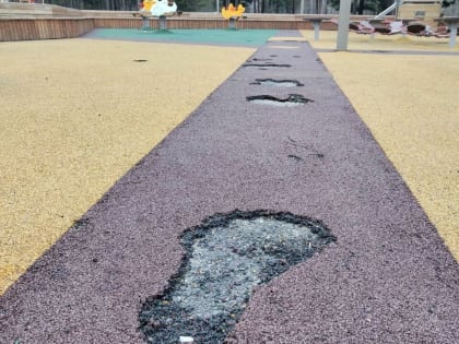 В Сургуте вместе со снегом сошла детская площадка «За Саймой»