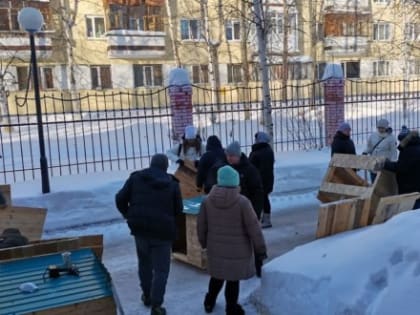 Чиновники Сургутского района изготовили 15 будок для бездомных собак