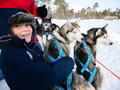 В Сургутском районе во время каникул детей научат плести сети и покатают на хаски