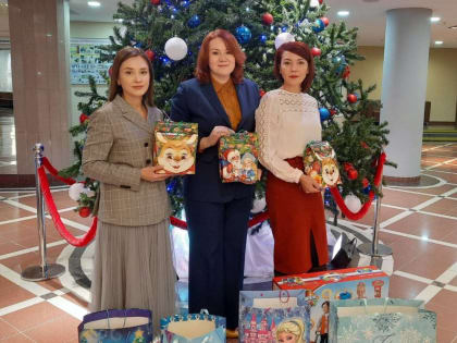 Участницы «Женского движения Единой России» в Ханты-Мансийске подключились к акции «Подари ребёнку праздник»