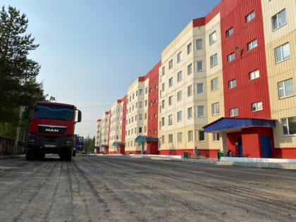 На средства из депутатского фонда Андрея Ковальского ведутся работы по благоустройству дворовых территорий в Когалыме и Покачах