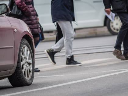 В Сургуте лихач на «Камри» выехал на встречку и чуть не сбил женщину. Видео