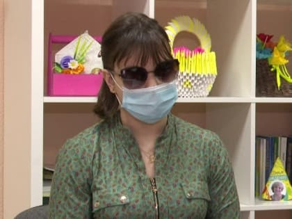 В Нягани открылись курсы изучения шрифта Брайля, которые преподаёт специалист без зрения