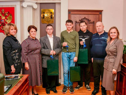 Владимир Семенов вручил ключи от квартир детям-сиротам