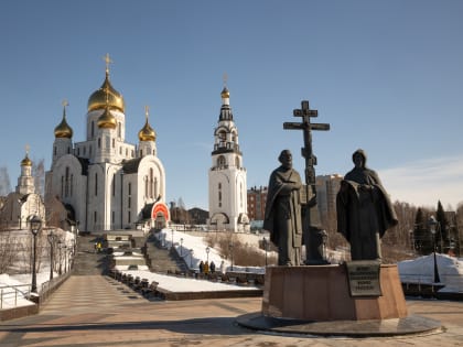 В праздник Светлого Воскресения Христова митрополит Ханты-Мансийский и Сургутский Павел совершил Великую Пасхальную вечерню со встречей Благодатного огня в Воскресенском кафедральн