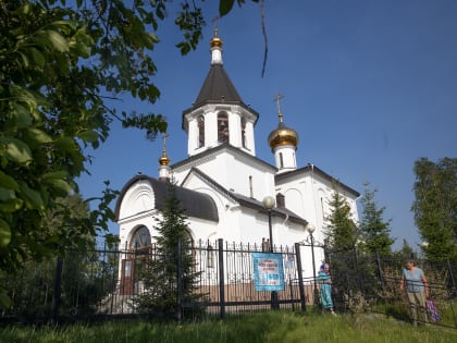 В канун Дня Святого Духа митрополит Ханты-Мансийский и Сургутский Павел совершил вечернее богослужение в храме в честь Всех святых г. Нефтеюганска