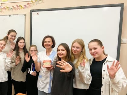 Один из секретов успеха раскрыл стоматолог Нижневартовской городской стоматологической поликлиники учащимся 6-го класса средней школы