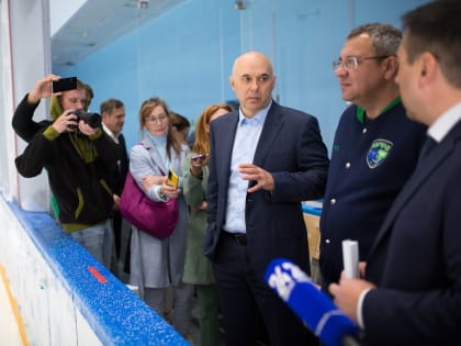 Глава Сургута Андрей Филатов проверил подготовку хоккейной площадки к матчам ВХЛ