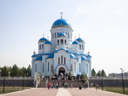 В праздник Святой Троицы митрополит Ханты-Мансийский и Сургутский Павел совершил Божественную литургию в Троицком кафедральном соборе г. Сургута