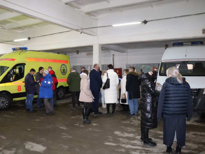 Во время пресс-тура в КуZбассе вручили новую партию машин скорой помощи