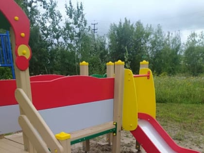 С помощью Василия  Жукова  в деревне Верхне-Мысовая обновили оборудование для детской игровой площадки