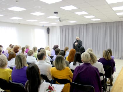 Благочинный Сургутского городского благочиния провёл беседу с педагогами Малого инновационного предприятия «Центр развития талантов ребёнка»