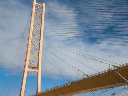 На новом мосту через Обь в Сургуте приступили к установке опор