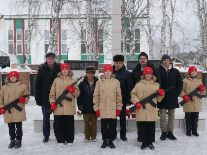 В преддверии Дня защитника Отечества в районном центре возложили цветы и свечи к мемориалу «Воинам - Октябрьцам от благодарных земляков»