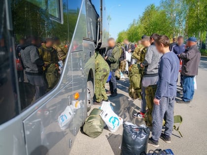 Югорчане, заключившие контракт, отправились в именное подразделение для прохождения военной службы
