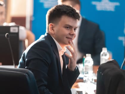Юрий Слюсарь представил отчет о работе Молодежного парламента при Думе Югры за 2022 год