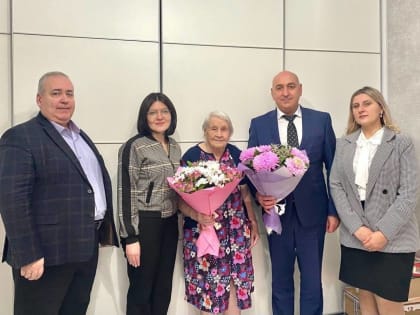 Партийцы поздравили с 95-летием жительницу Когалыма
