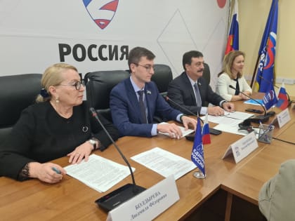 Александр Сальников принял участие во встрече депутатов с педагогами автономного округа
