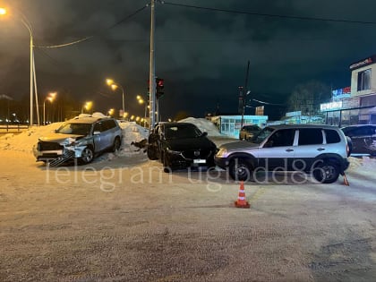 В Нижневартовске в аварии с тремя авто пострадали двое пассажиров