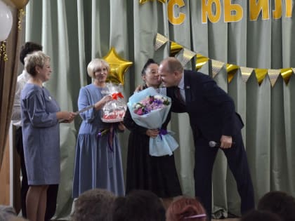 Александр Колодич поздравил одну из старейших школ Нефтеюганска с юбилеем
