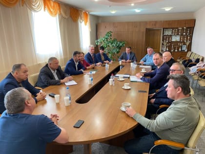 В минувшую субботу глава Октябрьского района Сергей Заплатин провел рабочую встречу с директором АО «ЮТЭК - Региональные сети» Максимом Медведевым по вопросу реконструкции электрос