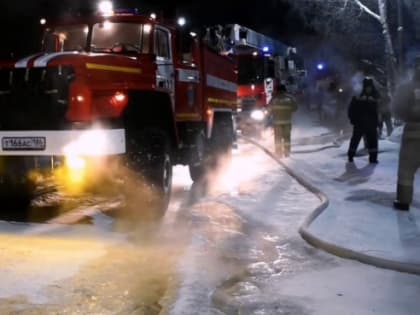 В Ханты-Мансийске пожарные спасли из горящего дома пять человек