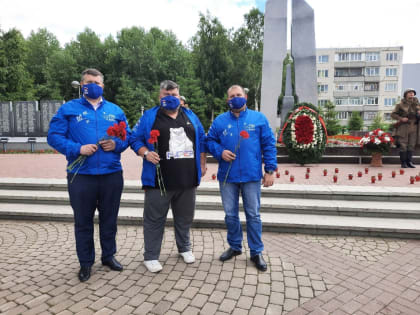 Молодогвардейцы Сургута возложили цветы в День памяти жертв фашизма