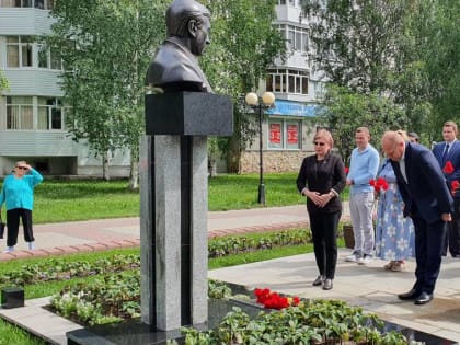 Александр Колодич: Путь Владимира Аркадьевича Петухова можно оха-рактеризовать двумя словами – служение и ответственность