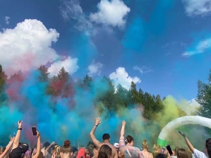 В Когалыме прошел Фестиваль красок, а в поселке Половинко отметили День молодежи