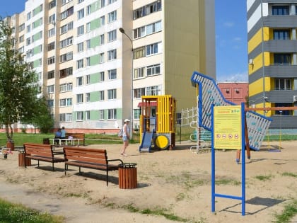 «Прям стыдно»: жители Нефтеюганска остались недовольны новыми детскими площадками