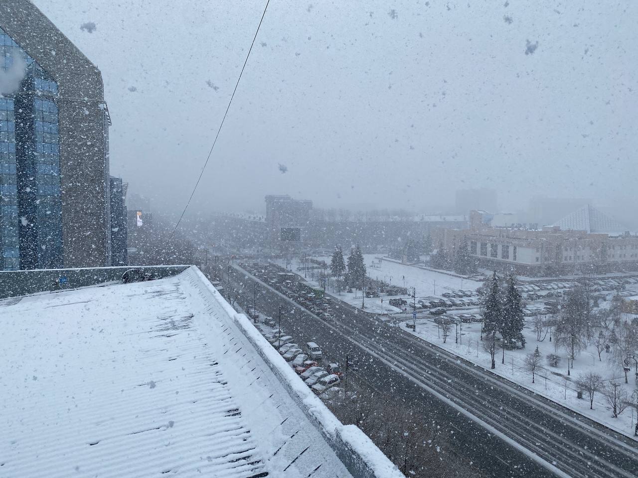 Тюмень потепление. Снегопад в Москве. Сильный снегопад. Снежная Тюмень. Метель в Москве.